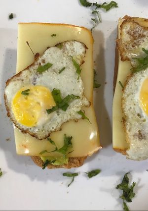 Una foto de Tostadas con huevo de codorniz