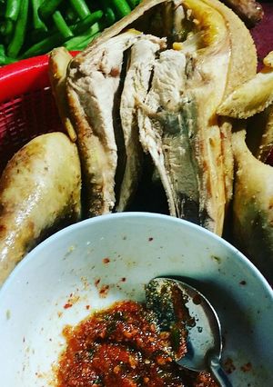 Hình của món Gà luộc chấm muối ớt.