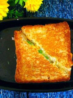 वेज मेयोनीज सैंडविच(Veg moyonnaise sandwich recipe in Hindi) रेसिपी मुख्य फोटो