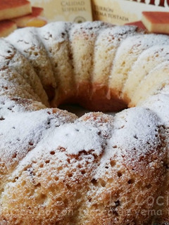 Una foto de Bundt cake con turrón de yema tostada y piñones