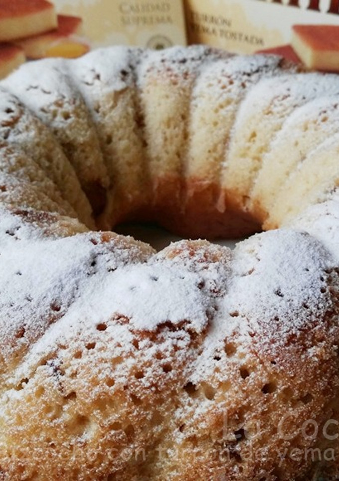 Una foto de Bundt cake con turrón de yema tostada y piñones
