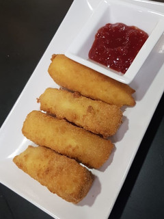 Una foto de Queso brie rebozado con mermelada de fresa