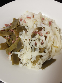 Una foto de Noodles de arroz salteados con judías verdes y jamón