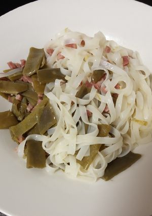 Foto principal de Noodles de arroz salteados con judías verdes y jamón