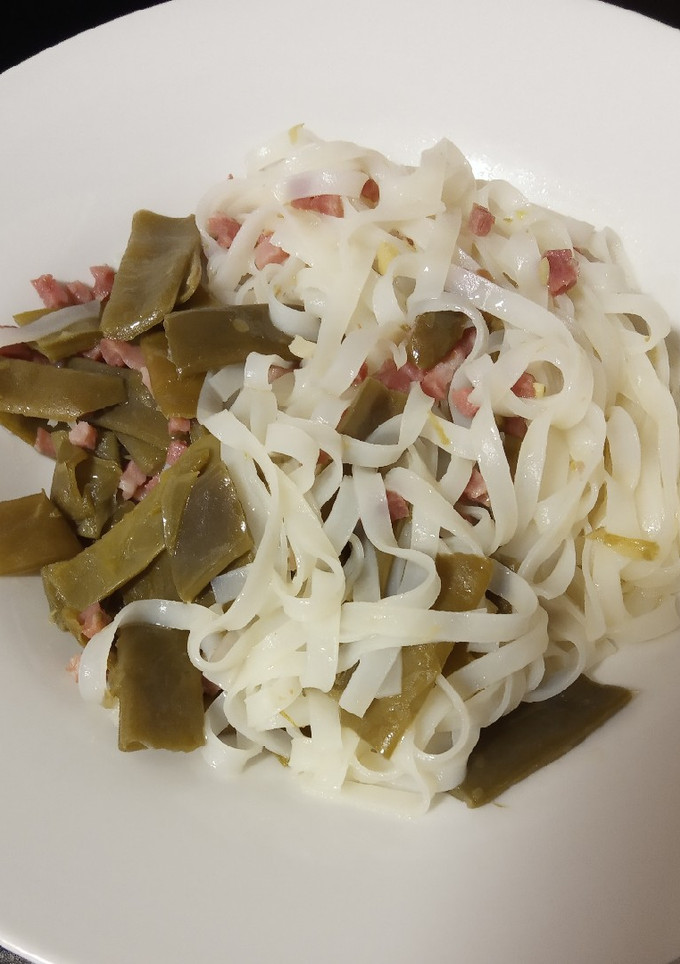 Una foto de Noodles de arroz salteados con judías verdes y jamón