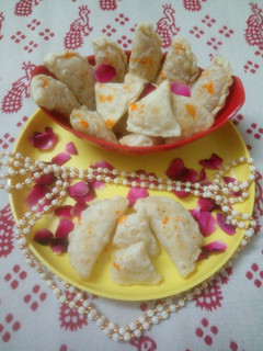 मावा गुजिया व समोसे (mawa gujiya ba samose recipe in Hindi) रेसिपी मुख्य फोटो