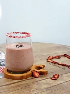 عکسی از دستور میلک شیک توت فرنگی 🍓
