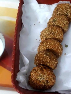 કાચા કેળા ની ફરાળી ટીકી વડા (Raw Banana Farali Tiki Vada Recipe In Gujarati) રેસીપી મુખ્ય ફોટો