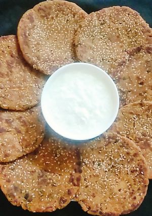 બાજરાની ઢેબરી (Bajra Dhebri Recipe In Gujarati) રેસીપી મુખ્ય ફોટો