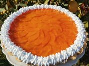 Una foto de tarta de durazno con crema chantilly