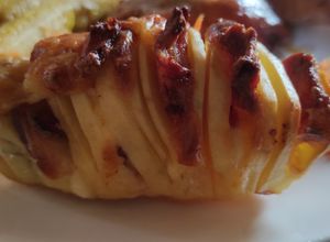 Una foto de Papas acordeón rellenas con queso y panceta 🥔🧀🥓
