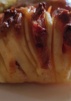Una foto de Papas acordeón rellenas con queso y panceta 🥔🧀🥓