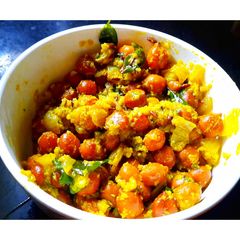 A picture of Brown chickpeas (Kala chana) dry curry.