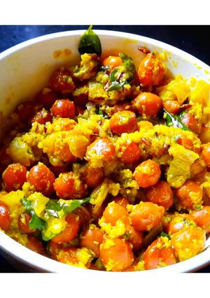 A picture of Brown chickpeas (Kala chana) dry curry.
