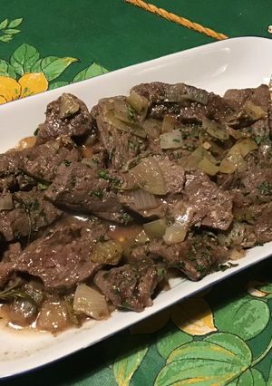 Une photo de Bœuf sauté ail, oignon et herbes aromatiques du jardin