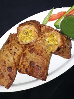 चीज चिकन खिमा स्टफ चपाती रोल (cheese chicken kheema stuffed chapati roll recipe in marathi) रेसिपी चे मुख्य फोटो 