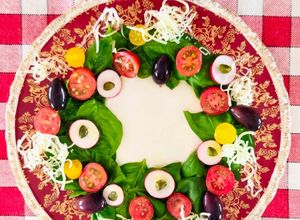 Una foto de Ensalada con forma de corona navideña 🎨 Los colores unidos de la naturaleza en Navidad veraniega 🎄