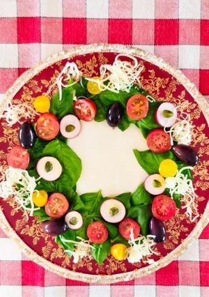 Una foto de Ensalada con forma de corona navideña 🎨 Los colores unidos de la naturaleza en Navidad veraniega 🎄
