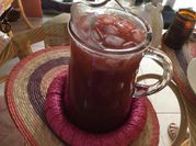 Una foto de agua de fresa