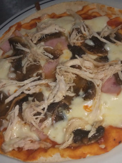 Una foto de Pizza de pan árabe express