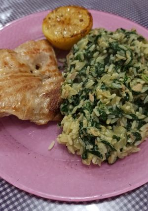 Una foto de Salteado de arroz con espinaca