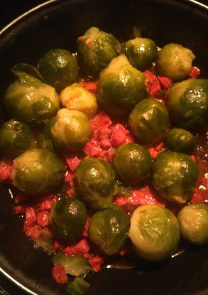 Una foto de Coles de Bruselas con Chorizo