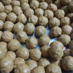 A picture of Gound Ka laddu.