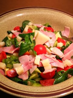 Una foto de Ensalada de canónigos con jamón dulce y queso semicurado 🧀