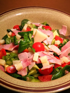 Una foto de Ensalada de canónigos con jamón dulce y queso semicurado 🧀
