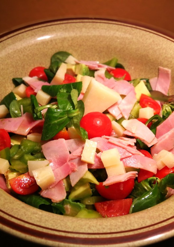 Una foto de Ensalada de canónigos con jamón dulce y queso semicurado 🧀