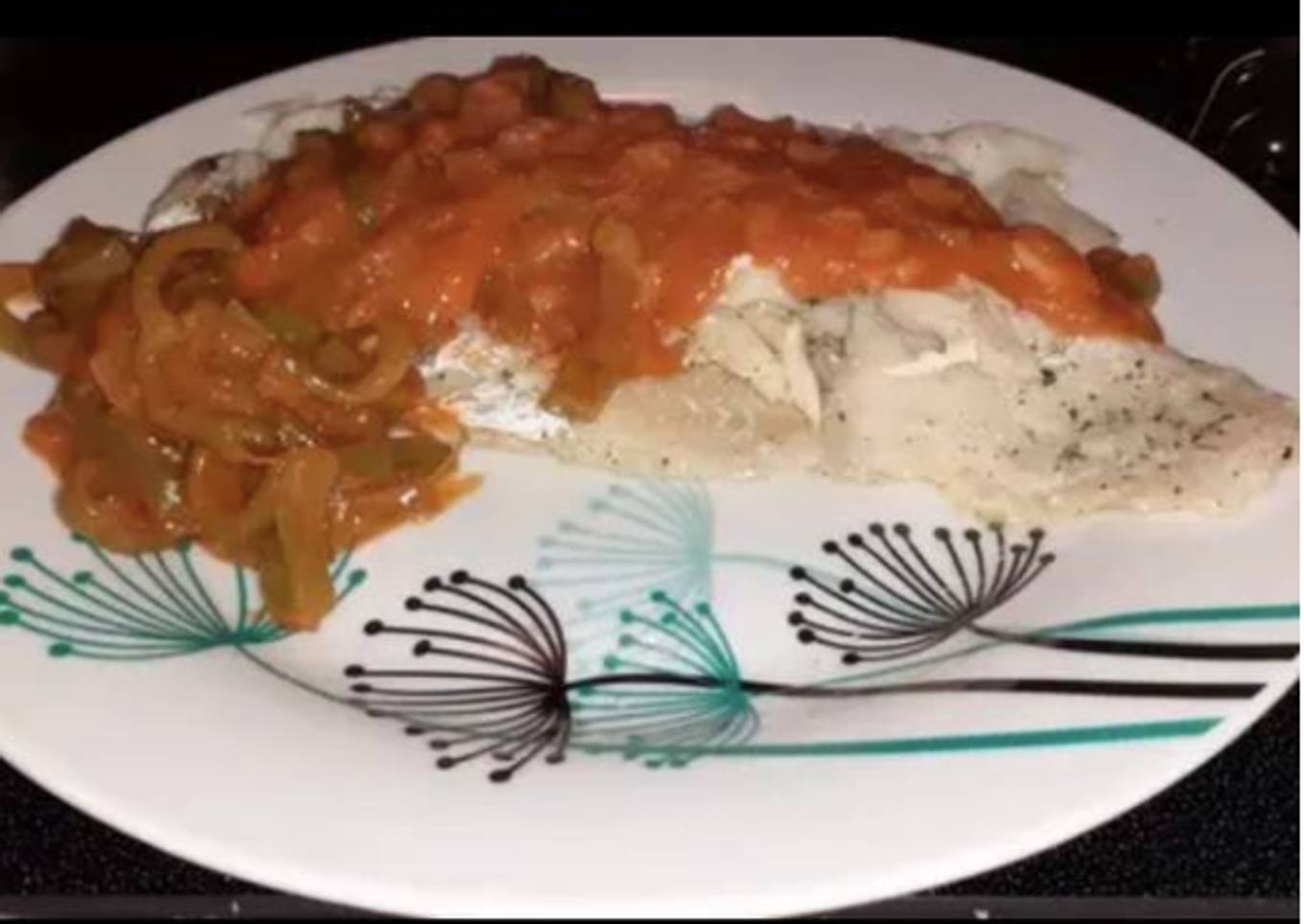 Merluza a la plancha con salsa de tomate