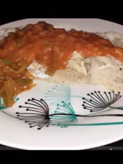 Una foto de Merluza a la plancha con salsa de tomate
