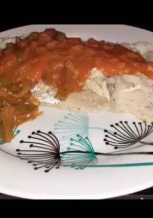 Una foto de Merluza a la plancha con salsa de tomate