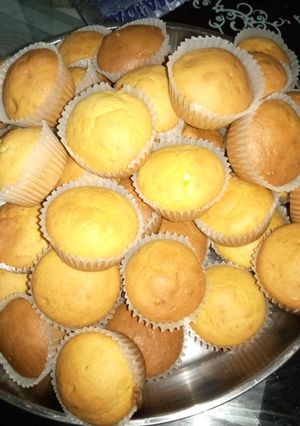 A picture of Basic vanilla cupcakes.