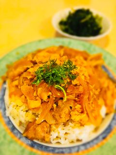 Una foto de Cuenco arroz con fuego lento pollo, huevo, cebolleta Japonés Oyakodon bol padre e hijo🇺🇾🇯🇵親子丼