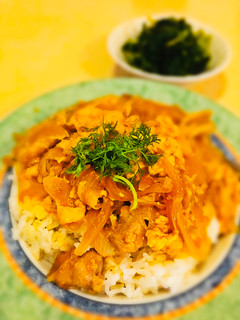 Una foto de Cuenco arroz con fuego lento pollo, huevo, cebolleta Japonés Oyakodon bol padre e hijo🇺🇾🇯🇵親子丼