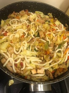 Una foto de Noodles con verduras y especias