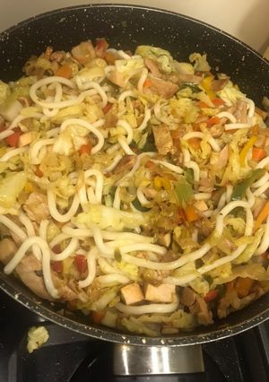 Una foto de Noodles con verduras y especias