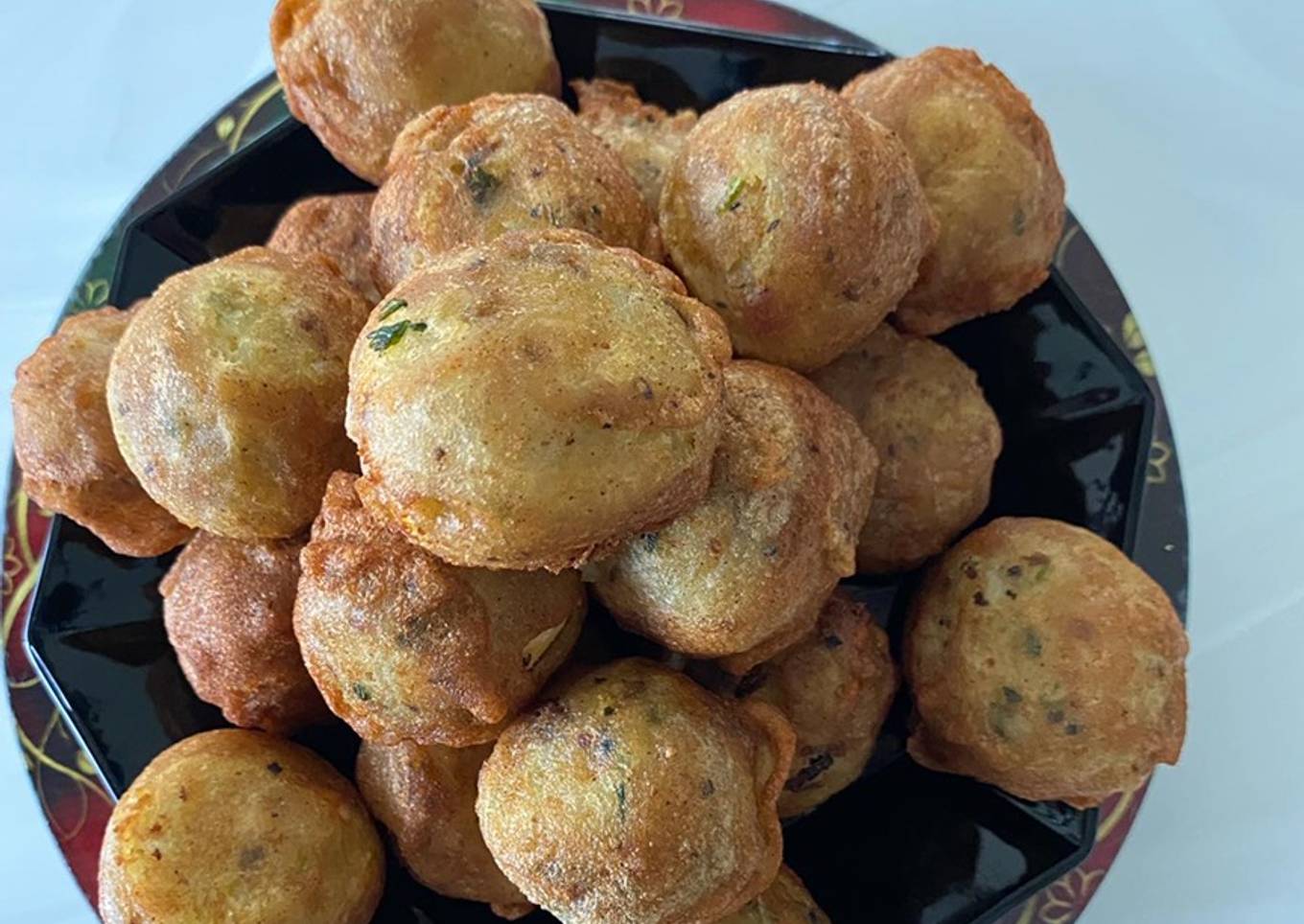Farali batetawada (potato fritters)