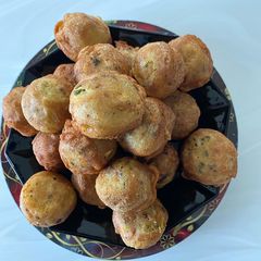 A picture of Farali batetawada (potato fritters).