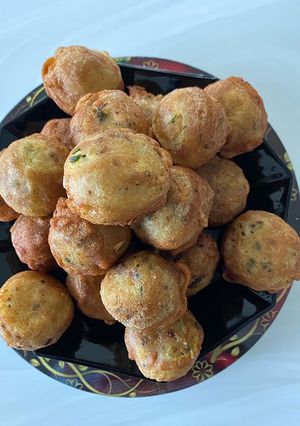 A picture of Farali batetawada (potato fritters).
