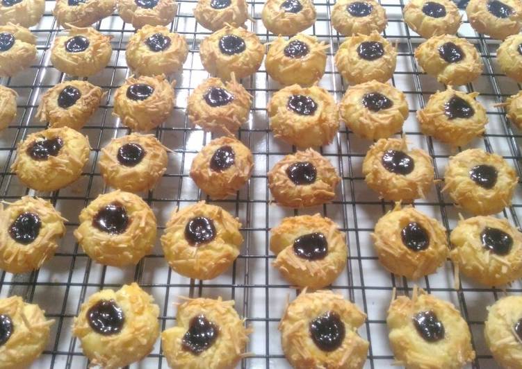 Langkah memasak Thumbprint cheese blueberry cookies renyah legit