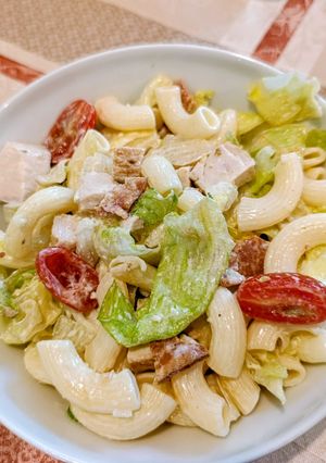 BLT tésztasaláta csirkével recept fotója