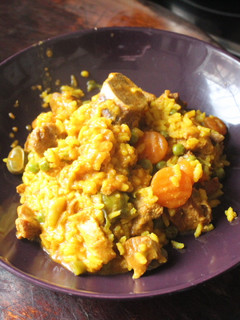 Una foto de Arroz con daditos de cerdo y menestra