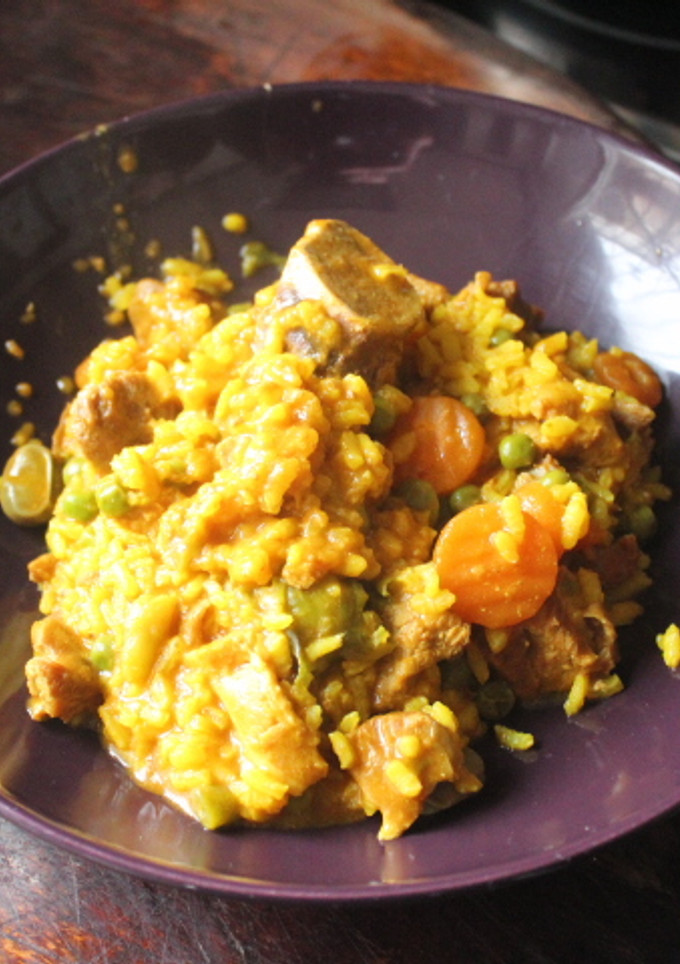 Una foto de Arroz con daditos de cerdo y menestra