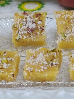 नारियल की बर्फी (Nariyal ki barfi recipe in Hindi) रेसिपी मुख्य फोटो