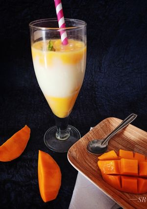 A picture of Aamras lassi.