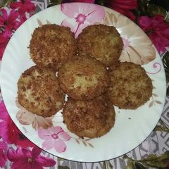 A picture of Aalu and chicken cutlets.