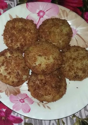 A picture of Aalu and chicken cutlets.