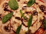 Una foto de pizza de pollo desmenuzado